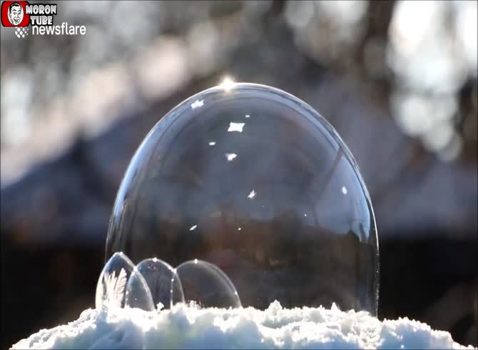 Video :A soap bubble freezing at -35&deg;C is seen in this amazing video from Canada